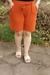RENKTE DOKUMA TABA KUŞAKLI ŞORT