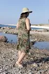 RENKTE ASKILI ÖNÜ PARÇALI ESNEK ELBİSE