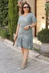 RENKTE ETEĞİ BÜZGÜLÜ KISA KOLLU ELBİSE