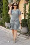 RENKTE ETEĞİ BÜZGÜLÜ KISA KOLLU ELBİSE