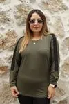 RENKTE OMUZLARI DANTELLİ HAKİ BLUZ