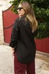 RENKTE NAKIŞ DETAYLI KOL KATLAMALI SİYAH GÖMLEK