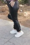 RENKTE LASTİKLİ JOGGER SİYAH DERİ PANTOLON