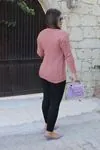 RENKTE ÖRGÜ DESENLİ DÜĞMELİ PUDRA HIRKA