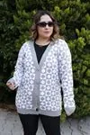 RENKTE ÜÇGEN DESENLİ DÜĞMELİ GRİ HIRKA