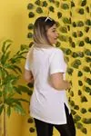 RENKTE V YAKA YIRTMAÇLI BEYAZ TSHİRT