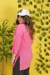 RENKTE YIRTMAÇLI DUBLE KOL YAZILI PEMBE TSHİRT