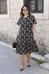RENKTE VOLANLI DESENLİ GENİŞ KESİM ELBİSE