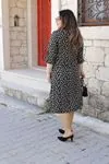 RENKTE GENİŞ KESİM PARÇALI DİRSEK KOLLU DESENLİ ELBİSE