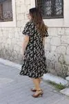 RENKTE VOLANLI DESENLİ GENİŞ KESİM ELBİSE