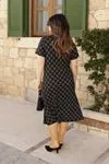 RENKTE KISA KOLLU GENİŞ KESİM DESENLİ PARÇALI ELBİSE