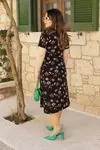 RENKTE KISA KOLLU GENİŞ KESİM DESENLİ PARÇALI ELBİSE