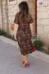 RENKTE KISA KOLLU GENİŞ KESİM DESENLİ PARÇALI ELBİSE