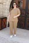 RENKTE GENİŞ KESİM BASİC PAMUKLU ALT ÜST AÇIK KAHVERENGİ TAKIM