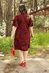 RENKTE KOLLARI VOLANLI DESENLİ ELBİSE