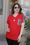 RENKTE CEBİ VE OMUZLARI PULLU LEOPAR KIRMIZI BLUZ