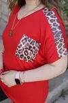 RENKTE CEBİ VE OMUZLARI PULLU LEOPAR KIRMIZI BLUZ