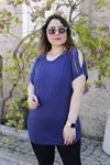RENKTE OMUZ DEKOLTELİ TAŞLI LACİVERT BLUZ