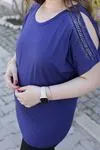 RENKTE OMUZ DEKOLTELİ TAŞLI LACİVERT BLUZ