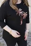 RENKTE PALMİYE NAKIŞLI PULLU SİYAH BLUZ