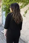 RENKTE PALMİYE NAKIŞLI PULLU SİYAH BLUZ