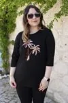 RENKTE PALMİYE NAKIŞLI PULLU SİYAH BLUZ