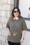 RENKTE GENİŞ KESİM BASKILI POLO YAKA HAKİ TSHİRT