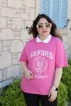 RENKTE POLO YAKA GENİŞ KESİM YAZILI PEMBE TSHİRT
