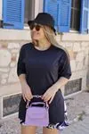 RENKTE GENİŞ KESİM KÜÇÜK YAZILI BASİC LACİVERT TSHİRT