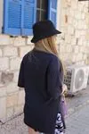 RENKTE GENİŞ KESİM KÜÇÜK YAZILI BASİC LACİVERT TSHİRT