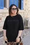RENKTE DUBLE KOL GENİŞ KESİM YAZILI SİYAH TSHİRT