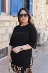 RENKTE DUBLE KOL GENİŞ KESİM YAZILI SİYAH TSHİRT