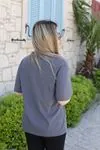 RENKTE GENİŞ KESİM YAZILI ANTRASİT TSHİRT