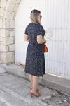 RENKTE KISA KOLLU GENİŞ KESİM DESENLİ PARÇALI ELBİSE