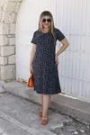 RENKTE KISA KOLLU GENİŞ KESİM DESENLİ PARÇALI ELBİSE