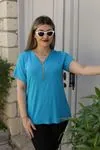 RENKTE FERMUARLI ESNEK MAVİ BLUZ