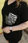 RENKTE ÇİFT CEPLİ İNCİLİ SİYAH BLUZ