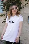 RENKTE GENİŞ KESİM KEDİ NAKIŞLI BEYAZ T-SHİRT