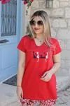 RENKTE GENİŞ KESİM KEDİ NAKIŞLI KIRMIZI T-SHİRT