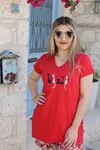 RENKTE GENİŞ KESİM KEDİ NAKIŞLI KIRMIZI T-SHİRT
