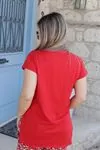 RENKTE GENİŞ KESİM KEDİ NAKIŞLI KIRMIZI T-SHİRT