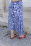 RENKTE GENİŞ KESİM DESENLİ ASİMETRİK ETEK