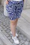 RENKTE GENİŞ KESİM DESENLİ ESNEK ŞORT