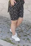 RENKTE GENİŞ KESİM DESENLİ ESNEK ŞORT