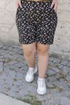 RENKTE GENİŞ KESİM DESENLİ ESNEK ŞORT
