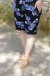 RENKTE GENİŞ KESİM DESENLİ ASKILI ŞORTLU TAKIM