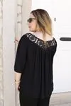 RENKTE ÖZEL SERİ OTANTİK DANTELLİ SİYAH BLUZ