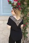 RENKTE ÖZEL SERİ LEOPAR CEPLİ SİYAH BLUZ