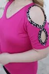 RENKTE ÖZEL SERİ OMUZLARI PUL GARNİLİ FUŞYA BLUZ