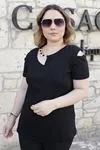 RENKTE KOL VE YAKA HALKALI SİYAH BLUZ